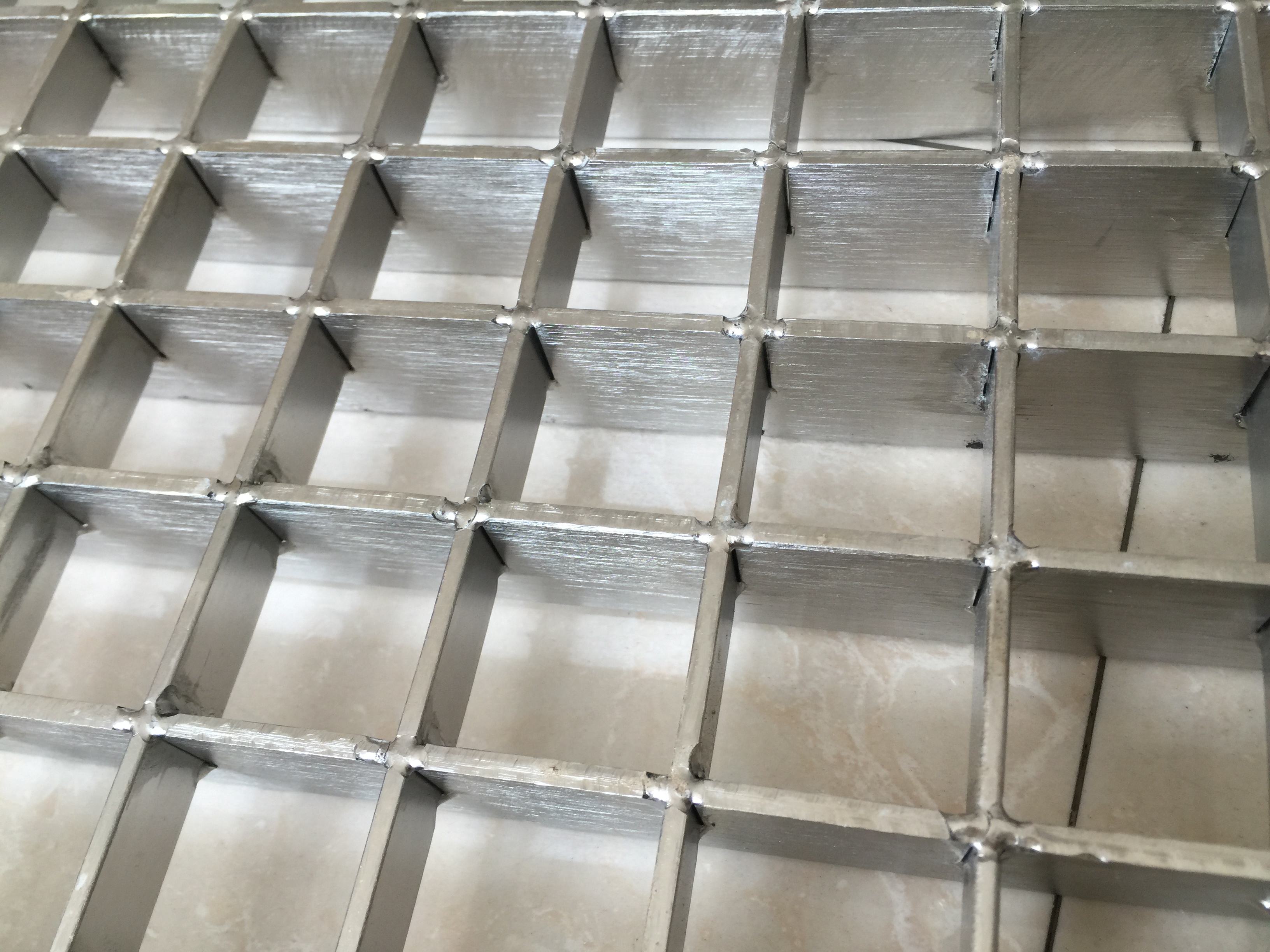 不锈钢钢格板的几种制作方法